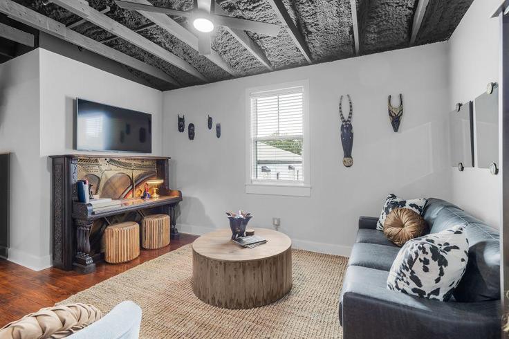 Salle de séjour élégante avec mobilier moderne dans un appartement à Building Camellia Street - hosteeva - 1266991 - USA à Biloxi, Biloxi Salle de séjour élégante avec mobilier moderne dans un appartement à Building Camellia Street - hosteeva - 1266991 - USA à Biloxi, Biloxi