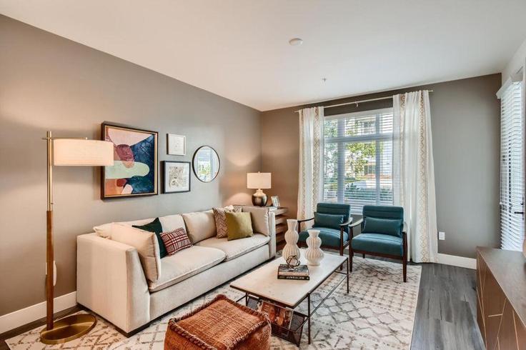 Sala de estar elegantemente projetada com móveis modernos em um apartamento no Building Sunroad Centrum Lane - hosteeva - 1266031 - SAN em San Diego, San Diego Sala de estar elegantemente projetada com móveis modernos em um apartamento no Building Sunroad Centrum Lane - hosteeva - 1266031 - SAN em San Diego, San Diego