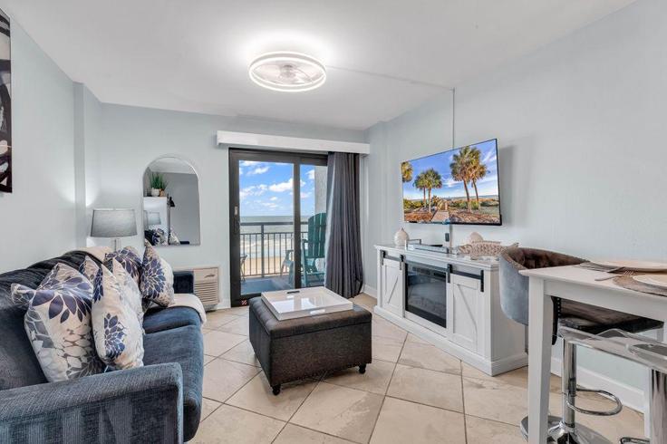 Salle de séjour élégante avec mobilier moderne dans un appartement à Building South Ocean Boulevard - hosteeva - 1351980 à Myrtle Beach, Myrtle Beach