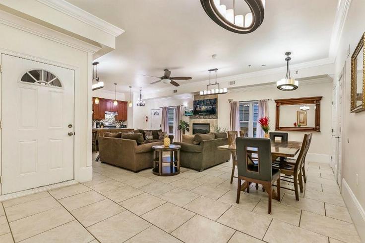 New Orleans New OrleansのBuilding Saint Mary Street - hosteeva - 1269240 - USAのアパートメントにある、モダンな家具を備えたエレガントなデザインのリビングルーム New Orleans New OrleansのBuilding Saint Mary Street - hosteeva - 1269240 - USAのアパートメントにある、モダンな家具を備えたエレガントなデザインのリビングルーム