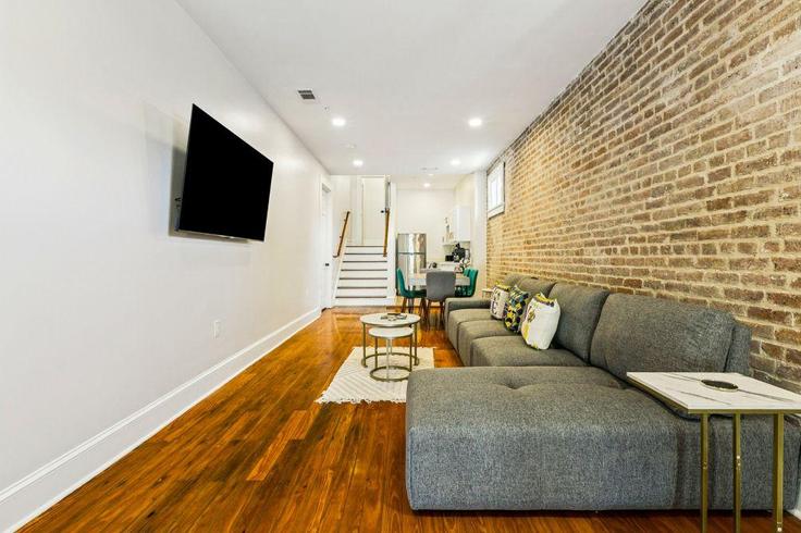 Elegant gestaltetes Wohnzimmer mit moderner Einrichtung in einer Wohnung im Building Robert C. Blakes Sr. Drive - hosteeva - 1338070 in New Orleans, New Orleans