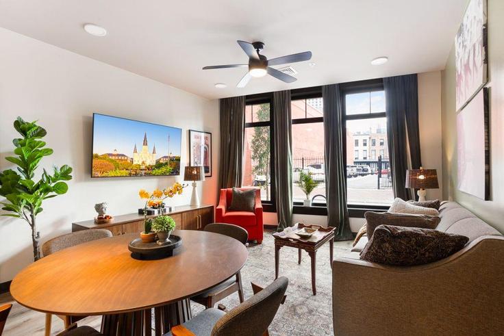 Elegant gestaltetes Wohnzimmer mit moderner Einrichtung in einer Wohnung im Building Canal Street - hosteeva - 1267084 - USA in New Orleans, New Orleans