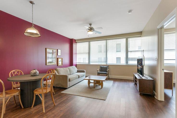 Elegant gestaltetes Wohnzimmer mit moderner Einrichtung in einer Wohnung im Building Common Street - hosteeva - 1266930 - USA in New Orleans, New Orleans Elegant gestaltetes Wohnzimmer mit moderner Einrichtung in einer Wohnung im Building Common Street - hosteeva - 1266930 - USA in New Orleans, New Orleans
