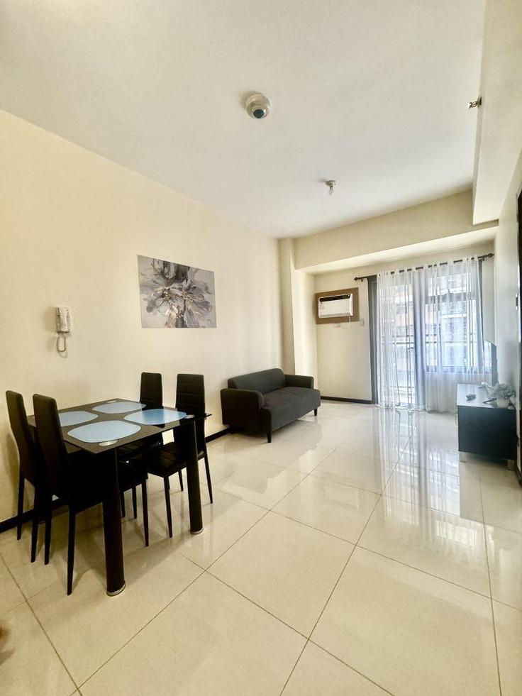 Sala de estar elegantemente projetada com móveis modernos em um apartamento no Building Maytubig - hosteeva - 1302881 em Pasay City, Pasay City Sala de estar elegantemente projetada com móveis modernos em um apartamento no Building Maytubig - hosteeva - 1302881 em Pasay City, Pasay City