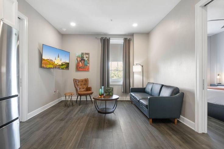 Building Saint Claude Avenue - hosteeva - 1462293 adresindeki bir dairede modern mobilyalarla zarif bir şekilde tasarlanmış oturma odası New Orleans, New Orleans