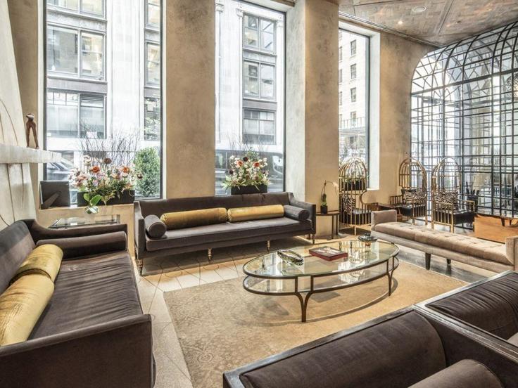 Sala de estar elegantemente projetada com móveis modernos em um apartamento no Building East 32nd Street - hosteeva - 1290326 - NYC em Manhattan, New York