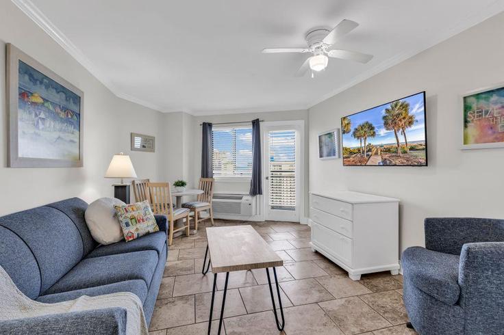 Salle de séjour élégante avec mobilier moderne dans un appartement à Building South Ocean Boulevard - hosteeva - 1266429 - USA à Myrtle Beach, Myrtle Beach