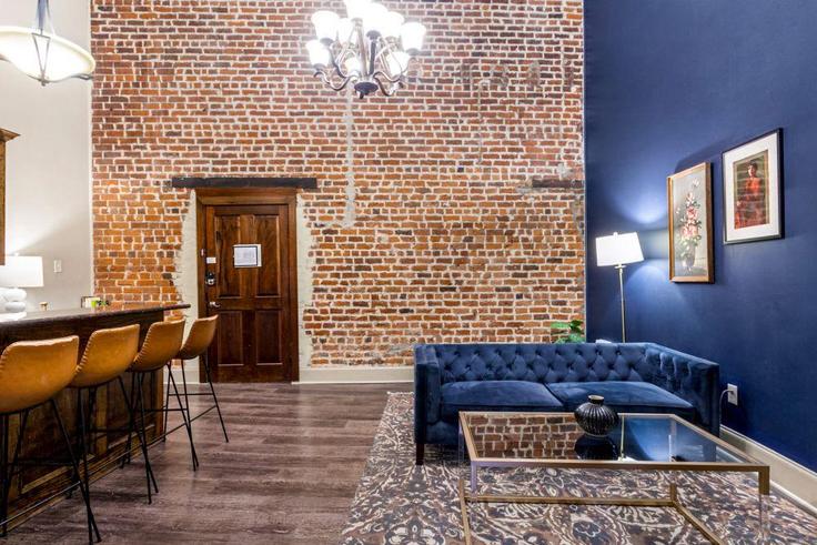 Elegante sala de estar con mobiliario moderno en un apartamento en Building Baronne Street - hosteeva - 1266987 - USA en New Orleans, New Orleans Elegante sala de estar con mobiliario moderno en un apartamento en Building Baronne Street - hosteeva - 1266987 - USA en New Orleans, New Orleans