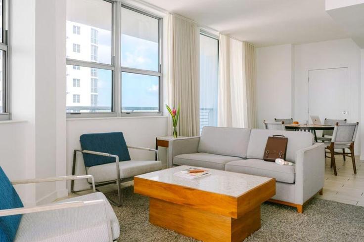 Salle de séjour élégante avec mobilier moderne dans un appartement à Building Polk Street - hosteeva - 1352002 à Hollywood, Hollywood Salle de séjour élégante avec mobilier moderne dans un appartement à Building Polk Street - hosteeva - 1352002 à Hollywood, Hollywood