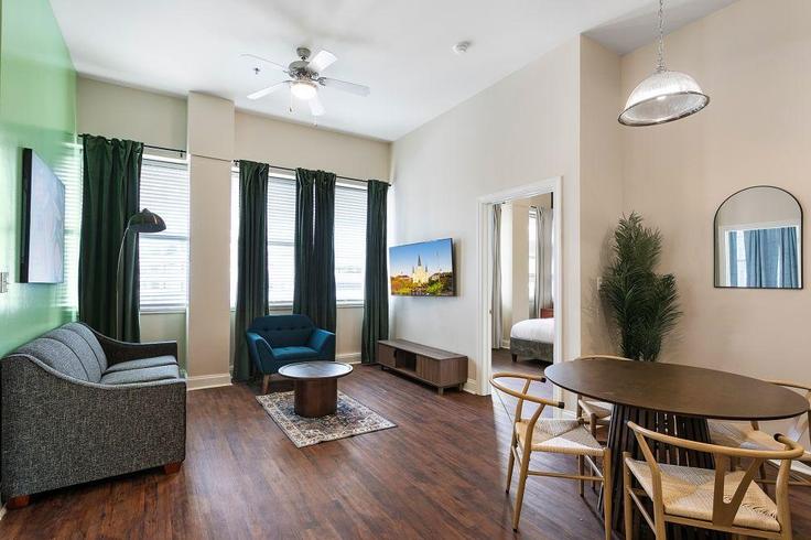 Elegant gestaltetes Wohnzimmer mit moderner Einrichtung in einer Wohnung im Building Common Street - hosteeva - 1266319 - USA in New Orleans, New Orleans Elegant gestaltetes Wohnzimmer mit moderner Einrichtung in einer Wohnung im Building Common Street - hosteeva - 1266319 - USA in New Orleans, New Orleans