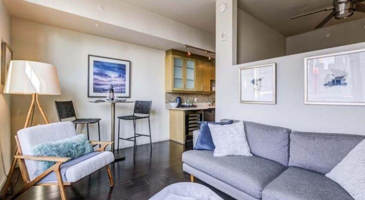 Salle de séjour élégante avec mobilier moderne dans un appartement à Building 6th Avenue - hosteeva - 1332618 à Seattle, Seattle Salle de séjour élégante avec mobilier moderne dans un appartement à Building 6th Avenue - hosteeva - 1332618 à Seattle, Seattle