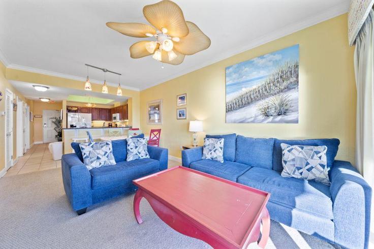 Elegant gestaltetes Wohnzimmer mit moderner Einrichtung in einer Wohnung im Building West Beach Boulevard - hosteeva - 1352006 in Gulf Shores, Gulf Shores Elegant gestaltetes Wohnzimmer mit moderner Einrichtung in einer Wohnung im Building West Beach Boulevard - hosteeva - 1352006 in Gulf Shores, Gulf Shores