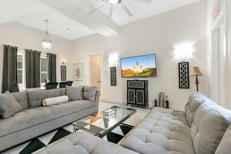 New Orleans New OrleansのBuilding Baronne Street - hosteeva - 1269229 - USAのアパートメントにある、モダンな家具を備えたエレガントなデザインのリビングルーム New Orleans New OrleansのBuilding Baronne Street - hosteeva - 1269229 - USAのアパートメントにある、モダンな家具を備えたエレガントなデザインのリビングルーム