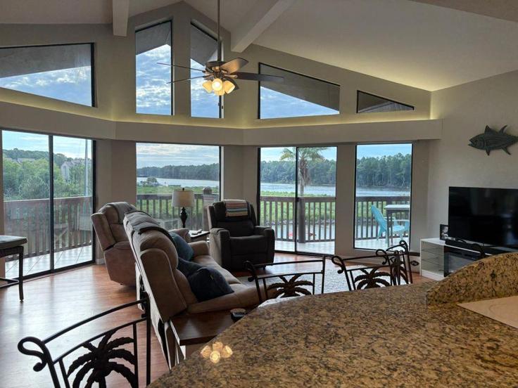 Sala de estar elegantemente projetada com móveis modernos em um apartamento no Building Spinnaker Drive - hosteeva - 1330447 em Gulf Shores, Gulf Shores Sala de estar elegantemente projetada com móveis modernos em um apartamento no Building Spinnaker Drive - hosteeva - 1330447 em Gulf Shores, Gulf Shores