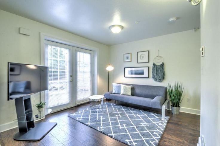 Sala de estar elegantemente projetada com móveis modernos em um apartamento no Building 14th Avenue - hosteeva - 1270024 - SEA em Seattle, Seattle