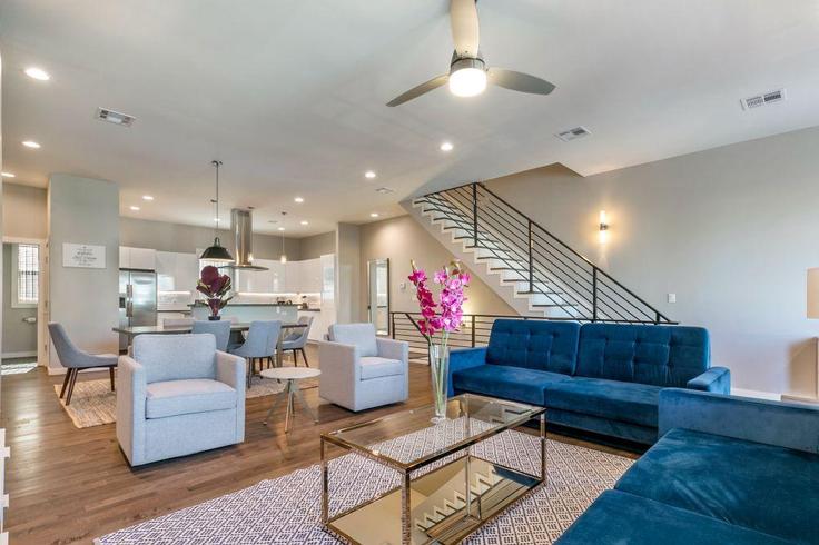 Elegante sala de estar con mobiliario moderno en un apartamento en Building Bienville Avenue - hosteeva - 1270004 - USA en New Orleans, New Orleans