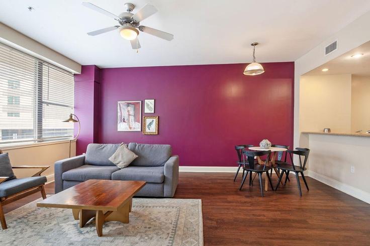 Elegant gestaltetes Wohnzimmer mit moderner Einrichtung in einer Wohnung im Building Common Street - hosteeva - 1266893 - USA in New Orleans, New Orleans Elegant gestaltetes Wohnzimmer mit moderner Einrichtung in einer Wohnung im Building Common Street - hosteeva - 1266893 - USA in New Orleans, New Orleans