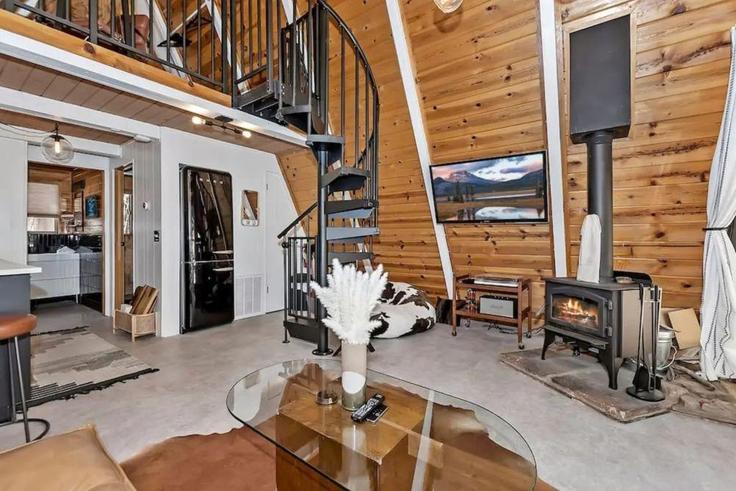 Salle de séjour élégante avec mobilier moderne dans un appartement à Building Kern Avenue - hosteeva - 1266283 - LAX à Big Bear, Big Bear Salle de séjour élégante avec mobilier moderne dans un appartement à Building Kern Avenue - hosteeva - 1266283 - LAX à Big Bear, Big Bear