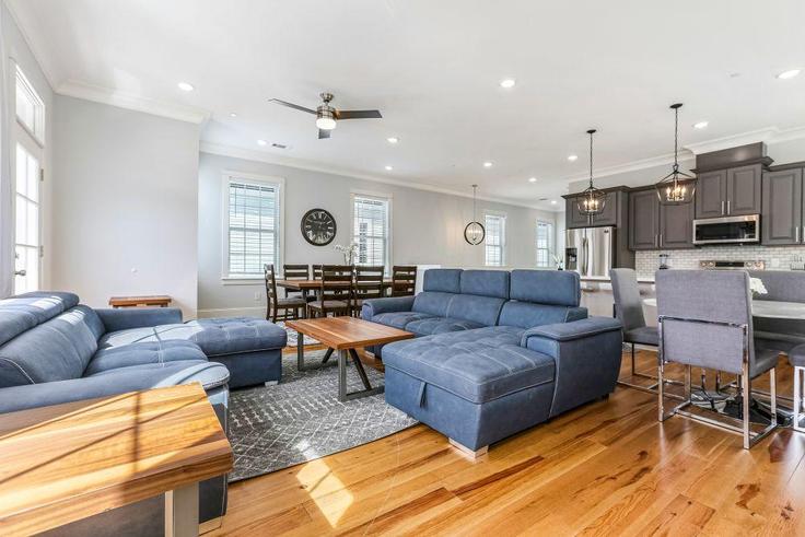 Sala de estar elegantemente projetada com móveis modernos em um apartamento no Building Carondelet Street - hosteeva - 1267165 - USA em New Orleans, New Orleans Sala de estar elegantemente projetada com móveis modernos em um apartamento no Building Carondelet Street - hosteeva - 1267165 - USA em New Orleans, New Orleans