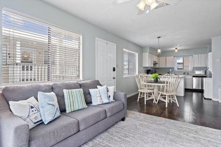 Sala de estar elegantemente projetada com móveis modernos em um apartamento no Building Canal Road - hosteeva - 1340104 em Orange Beach, Orange Beach Sala de estar elegantemente projetada com móveis modernos em um apartamento no Building Canal Road - hosteeva - 1340104 em Orange Beach, Orange Beach