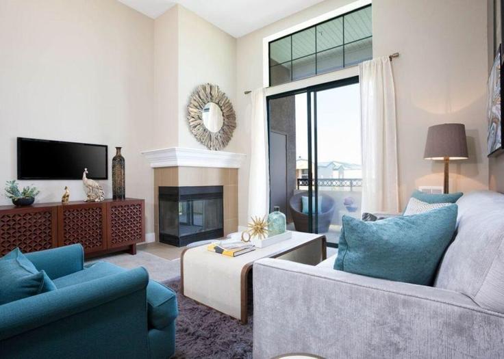 Sala de estar elegantemente projetada com móveis modernos em um apartamento no Building Bridgepointe Parkway - hosteeva - 1355267 em San Mateo, San Mateo