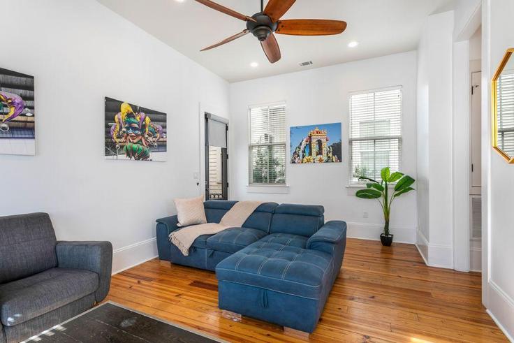 Salle de séjour élégante avec mobilier moderne dans un appartement à Building Carondelet Street - hosteeva - 1269214 - USA à New Orleans, New Orleans Salle de séjour élégante avec mobilier moderne dans un appartement à Building Carondelet Street - hosteeva - 1269214 - USA à New Orleans, New Orleans