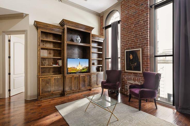 Building Baronne Street - hosteeva - 1267008 - USA adresindeki bir dairede modern mobilyalarla zarif bir şekilde tasarlanmış oturma odası New Orleans, New Orleans Building Baronne Street - hosteeva - 1267008 - USA adresindeki bir dairede modern mobilyalarla zarif bir şekilde tasarlanmış oturma odası New Orleans, New Orleans