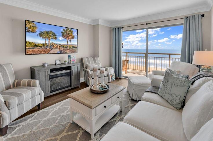 Salle de séjour élégante avec mobilier moderne dans un appartement à Building South Ocean Boulevard - hosteeva - 1302880 - USA à Myrtle Beach, Myrtle Beach