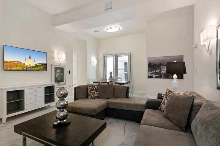 New Orleans, New Orleans에 위치한 Building Baronne Street - hosteeva - 1269231 - USA 유닛의 세련된 인테리어가 돋보이는 거실 New Orleans, New Orleans에 위치한 Building Baronne Street - hosteeva - 1269231 - USA 유닛의 세련된 인테리어가 돋보이는 거실