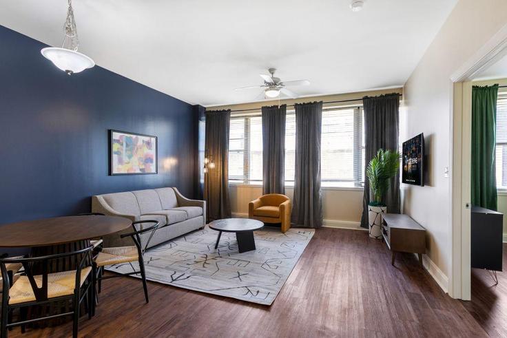 Salle de séjour élégante avec mobilier moderne dans un appartement à Building Common Street - hosteeva - 1267021 - USA à New Orleans, New Orleans
