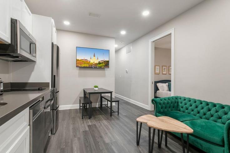 New Orleans New OrleansのBuilding Saint Claude Avenue - hosteeva - 1266540 - USAのアパートメントにある、モダンな家具を備えたエレガントなデザインのリビングルーム New Orleans New OrleansのBuilding Saint Claude Avenue - hosteeva - 1266540 - USAのアパートメントにある、モダンな家具を備えたエレガントなデザインのリビングルーム