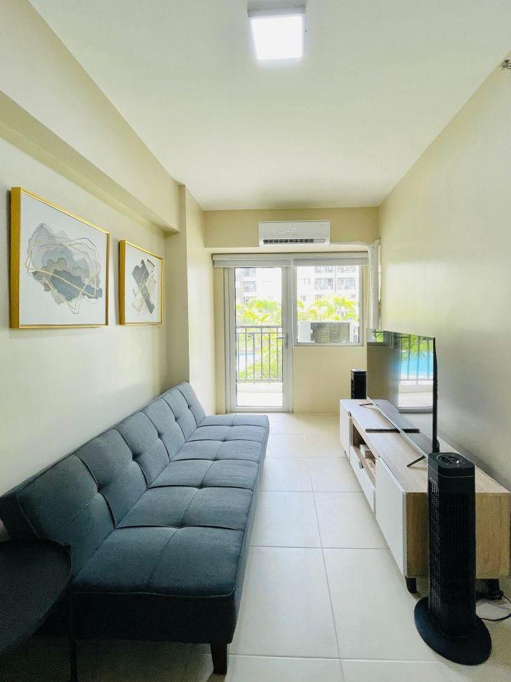 Mandurriao, Iloilo City에 위치한 Building Donato Pison Avenue - hosteeva - 1266508 유닛의 세련된 인테리어가 돋보이는 거실 Mandurriao, Iloilo City에 위치한 Building Donato Pison Avenue - hosteeva - 1266508 유닛의 세련된 인테리어가 돋보이는 거실