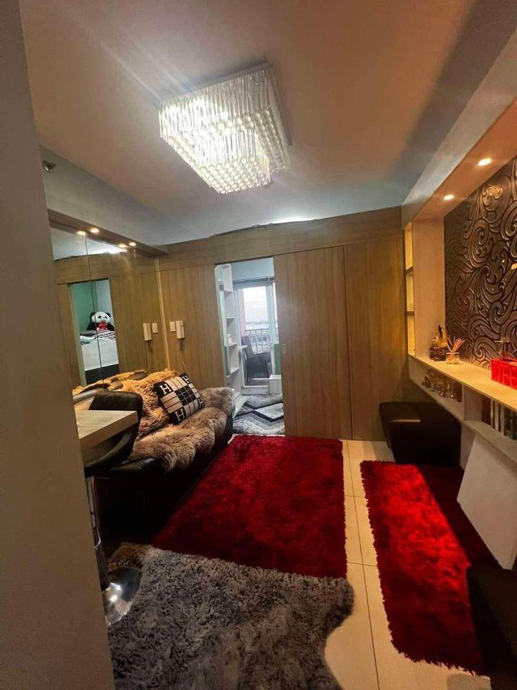 Sala de estar elegantemente projetada com móveis modernos em um apartamento no Building Service Road - hosteeva - 1313491 em Pasay City, Pasay City Sala de estar elegantemente projetada com móveis modernos em um apartamento no Building Service Road - hosteeva - 1313491 em Pasay City, Pasay City