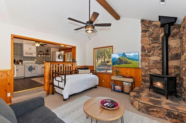 Salle de séjour élégante avec mobilier moderne dans un appartement à Building Sequoia Drive - hosteeva - 1266286 - LAX à Big Bear, Big Bear Salle de séjour élégante avec mobilier moderne dans un appartement à Building Sequoia Drive - hosteeva - 1266286 - LAX à Big Bear, Big Bear