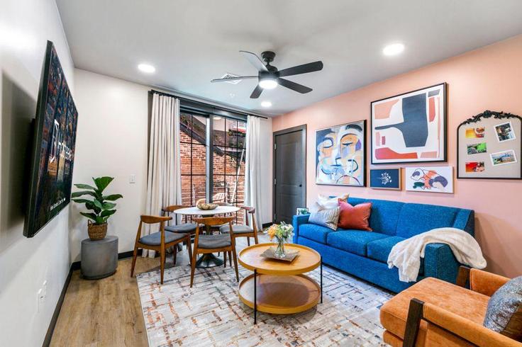 Building Canal Street - hosteeva - 1267078 - USA adresindeki bir dairede modern mobilyalarla zarif bir şekilde tasarlanmış oturma odası New Orleans, New Orleans Building Canal Street - hosteeva - 1267078 - USA adresindeki bir dairede modern mobilyalarla zarif bir şekilde tasarlanmış oturma odası New Orleans, New Orleans