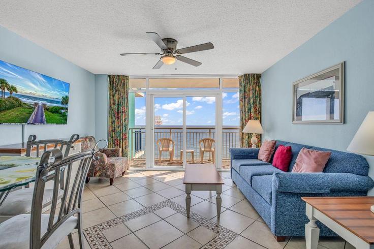 Salle de séjour élégante avec mobilier moderne dans un appartement à Building North Ocean Boulevard - hosteeva - 1268169 - USA à Myrtle Beach, Myrtle Beach