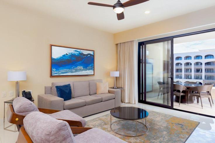 Cabo San Lucas Cabo San LucasのBuilding Carretera Federal 1 - hosteeva - 1265940 - MEXのアパートメントにある、モダンな家具を備えたエレガントなデザインのリビングルーム Cabo San Lucas Cabo San LucasのBuilding Carretera Federal 1 - hosteeva - 1265940 - MEXのアパートメントにある、モダンな家具を備えたエレガントなデザインのリビングルーム