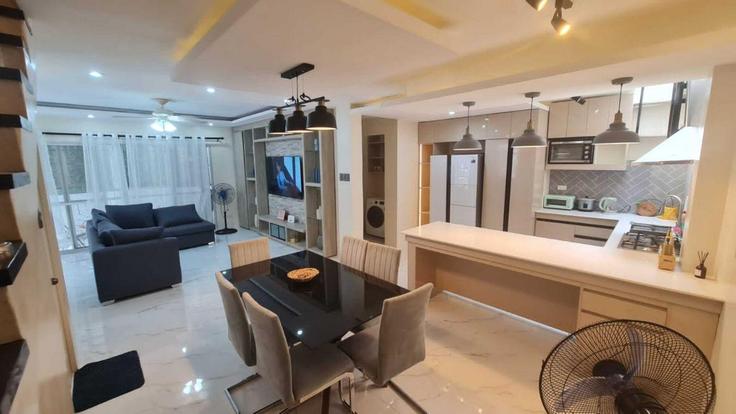 Cebu City Cebu CityのBuilding Tuscania - hosteeva - 1266833のアパートメントにある、モダンな家具を備えたエレガントなデザインのリビングルーム
