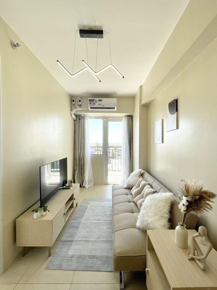 Mandurriao, Iloilo City에 위치한 Building Donato Pison Avenue - hosteeva - 1266480 유닛의 세련된 인테리어가 돋보이는 거실 Mandurriao, Iloilo City에 위치한 Building Donato Pison Avenue - hosteeva - 1266480 유닛의 세련된 인테리어가 돋보이는 거실