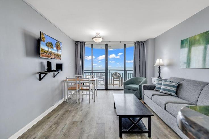 Elegante sala de estar con mobiliario moderno en un apartamento en Building North Ocean Boulevard - hosteeva - 1270015 - USA en Myrtle Beach, Myrtle Beach