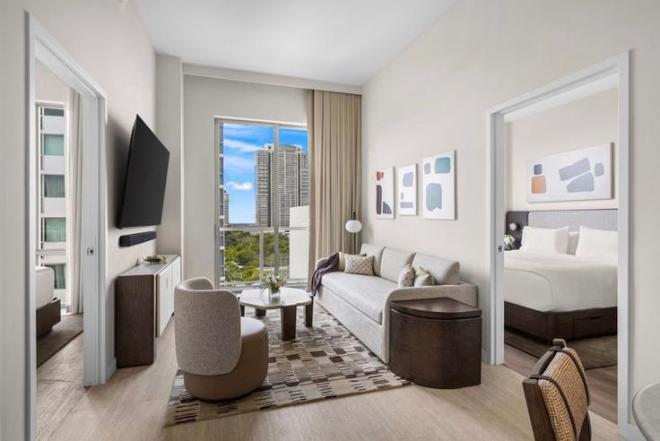 Miami MiamiのBuilding Southwest 2nd Avenue - hosteeva - 1570874のアパートメントにある、モダンな家具を備えたエレガントなデザインのリビングルーム