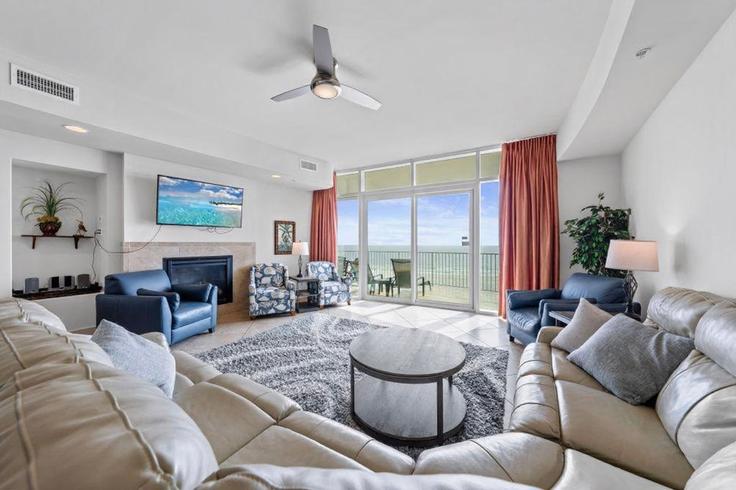 Building Perdido Beach Boulevard - hosteeva - 1391613 adresindeki bir dairede modern mobilyalarla zarif bir şekilde tasarlanmış oturma odası Orange Beach, Orange Beach