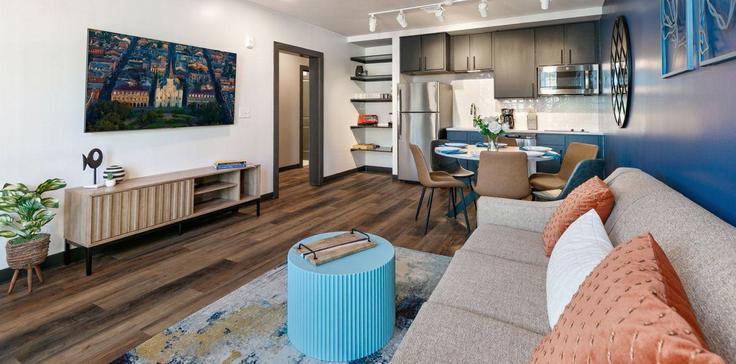 New Orleans New OrleansのBuilding Canal Street - hosteeva - 1267070 - USAのアパートメントにある、モダンな家具を備えたエレガントなデザインのリビングルーム
