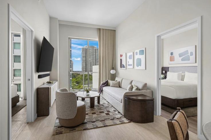 Miami MiamiのBuilding Southwest 2nd Avenue - hosteeva - 1570908のアパートメントにある、モダンな家具を備えたエレガントなデザインのリビングルーム