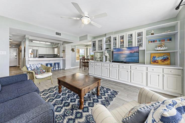 Salle de séjour élégante avec mobilier moderne dans un appartement à Building Sandpiper Lane - hosteeva - 1268118 - USA à Gulf Shores, Gulf Shores Salle de séjour élégante avec mobilier moderne dans un appartement à Building Sandpiper Lane - hosteeva - 1268118 - USA à Gulf Shores, Gulf Shores