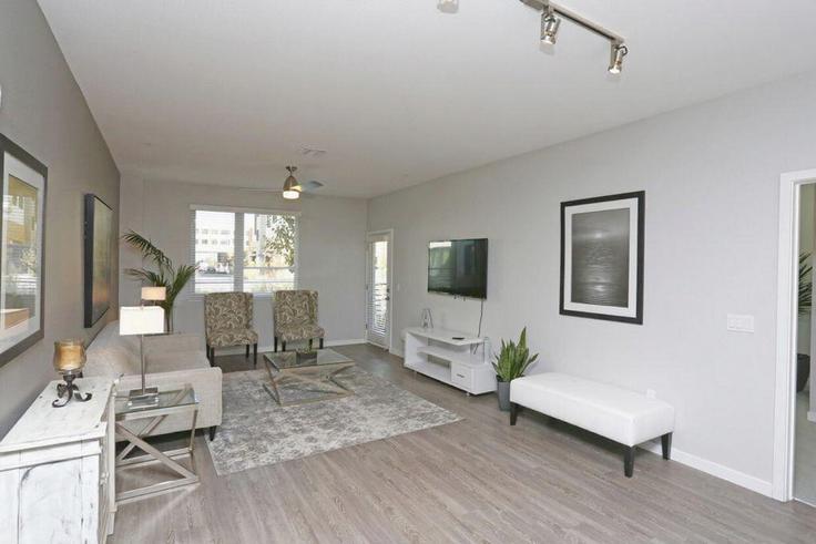 Sala de estar elegantemente projetada com móveis modernos em um apartamento no Building Haven Avenue - hosteeva - 1380419 em Menlo Park, Menlo Park Sala de estar elegantemente projetada com móveis modernos em um apartamento no Building Haven Avenue - hosteeva - 1380419 em Menlo Park, Menlo Park