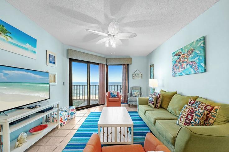Salle de séjour élégante avec mobilier moderne dans un appartement à Building Perdido Beach Boulevard - hosteeva - 1267822 - USA à Orange Beach, Orange Beach Salle de séjour élégante avec mobilier moderne dans un appartement à Building Perdido Beach Boulevard - hosteeva - 1267822 - USA à Orange Beach, Orange Beach