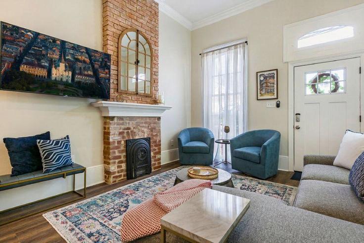 New Orleans, New Orleans에 위치한 Building Martin Luther King Junior Boulevard - hosteeva - 1269155 - USA 유닛의 세련된 인테리어가 돋보이는 거실 New Orleans, New Orleans에 위치한 Building Martin Luther King Junior Boulevard - hosteeva - 1269155 - USA 유닛의 세련된 인테리어가 돋보이는 거실