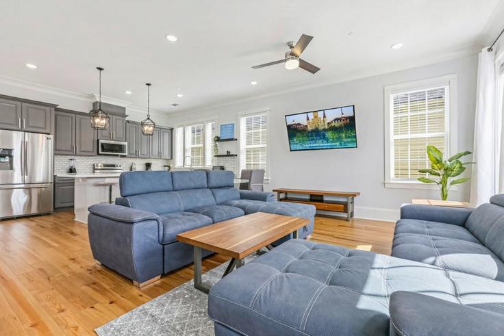 New Orleans, New Orleans에 위치한 Building Carondelet Street - hosteeva - 1267165 - USA 유닛의 세련된 인테리어가 돋보이는 거실 New Orleans, New Orleans에 위치한 Building Carondelet Street - hosteeva - 1267165 - USA 유닛의 세련된 인테리어가 돋보이는 거실