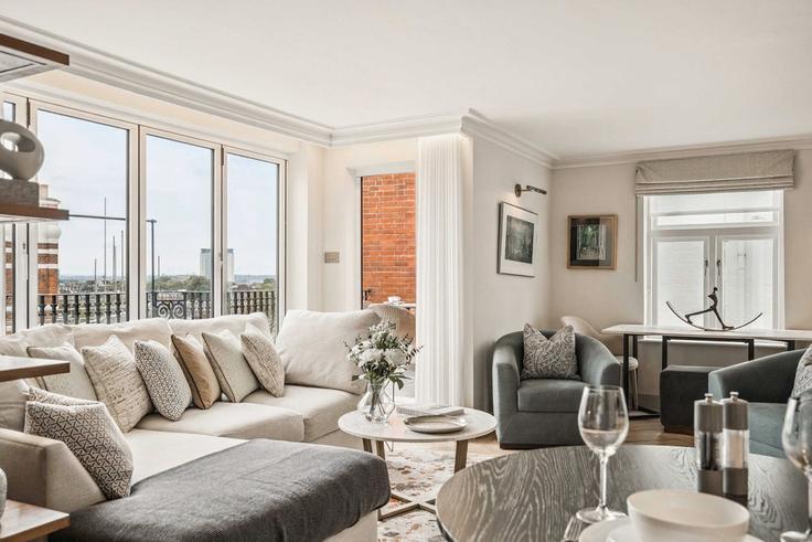 Salle de séjour élégante avec mobilier moderne dans un appartement à Building Iverna Court - hostingholidays - 1385201 à Royal Borough of Kensington and Chelsea, London